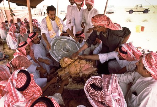 وليمة ما قبل الزفاف تكريم العريس محمد العرق. العمرة والعرق من قبيلة ال مرة. ووجبة هذه المناسبة الخاصة هي لحم الإبل والأرز.  الدهناء ، المملكة العربية السعودية