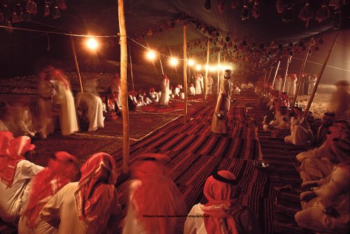 اجتمع في زفاف محمد العرق. يتطلب البروتوكول الاجتماعي أن يجلس الجميع في دائرة.  الدهناء ، المملكة العربية السعودية