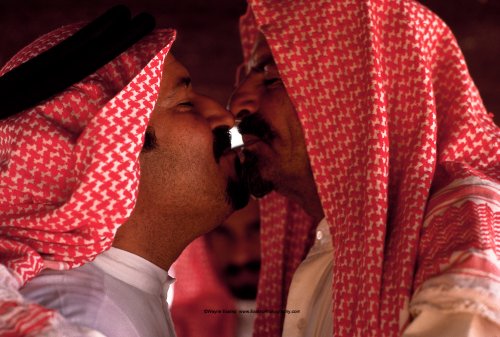 محمد العرق وناصر العمرة من قبيلة المرة في تحية نموذجية . الدهناء ، المملكة العربية السعودية