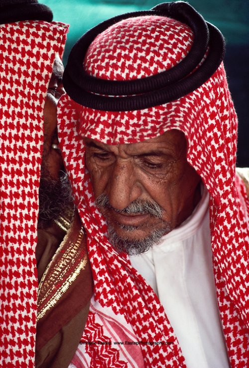 عبد المحسن بن فطيس البحيح المري ، شاعر من عشيرة البحيح من قبيلة المري الزائر من قطر. مع العمرة في رمال الدهناء بالمملكة العربية السعودية