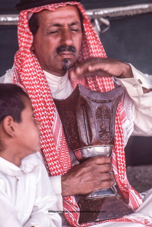 جابرال عمرة  مع أخيه الأصغر فيصل. الدهناء ، المملكة العربية السعودية