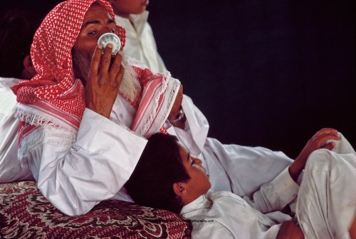 حمد بن عامر العرق يشرب القهوة ، حاضرًا دائمًا ، حتى في أشد فترات اليوم حرارة ، الدهناء ، المملكة العربية السعودية