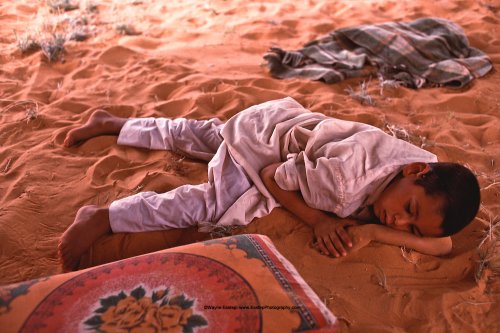 فتى ال عمرة يغفو خلال أشد فترات النهار حرارة. في الصيف يمكن أن تصل درجات الحرارة إلى 50 درجة.  الدهناء ، المملكة العربية السعودية