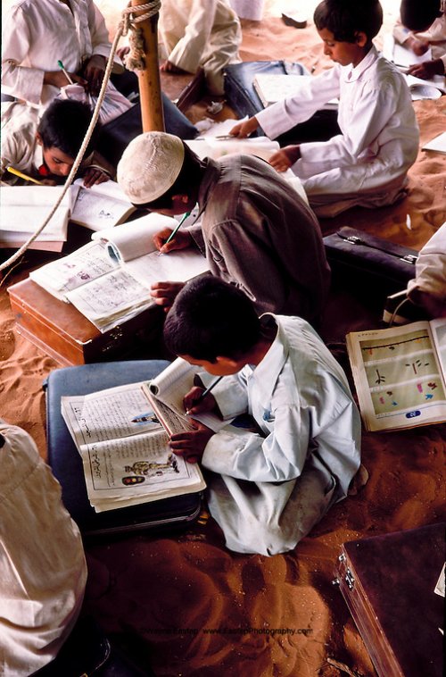 أطفال ال عمرة يدرسون في مدرستهم الصحراوية في رمال الدهناء . المعلم عبد الوهاب محمود عبد الله. المملكة العربية السعودية
