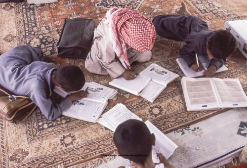 أبناء عشيرة ال عمرة يدرسون في مدرستهم الصحراوية بالمملكة العربية السعودية