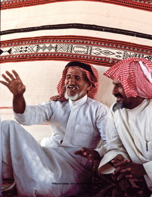 البدو رواة قصص رائعون. لا يتم تجاوز الرسوم المتحركة الخاصة بهم إلا من خلال التعبير عن لغتهم. رمال الدهناء ، المملكة العربية السعودية