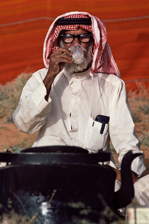 محمد بن سالم المري  يشرب حليب النوق الساخن ممزوجًا بالشاي على الإفطار ، الدهناء ، المملكة العربية السعودية