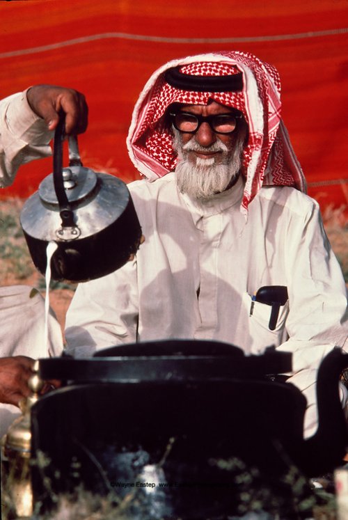 محمد بن سالم المري  يشرب حليب النوق الساخن ممزوجًا بالشاي على الإفطار ، الدهناء ، المملكة العربية السعودية