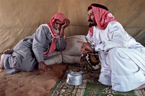 رجال ال عمرة في المنطقة الشرقية من المملكة العربية السعودية. المحادثة بين البدو هي شكل من أشكال الفن. رمال الدهناء ، المملكة العربية السعودية