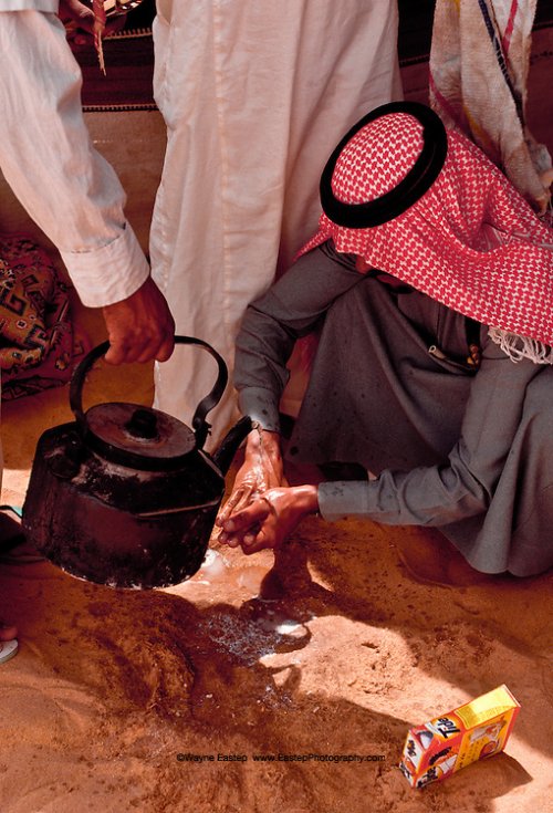 يغتسل البدو قبل الأكل وبعده. إنهم يهتمون بشكل خاص بأن يكونوا نظيفين ويضعون العطر بانتظام بعد الغسيل.