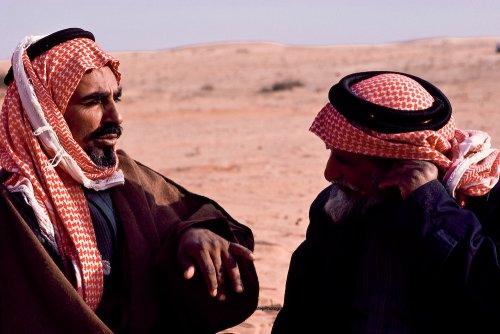 البدو رواة قصص رائعون والمحادثة هي شكل من أشكال الفن. الدهناء ، المملكة العربية السعودية
