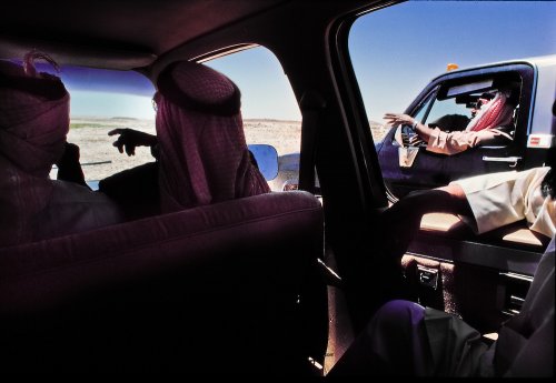 الكشافة مع الشيخ جابر ال عمره بحثا عن رعي جيد ومياه كافية. الدهناء ، المملكة العربية السعودية